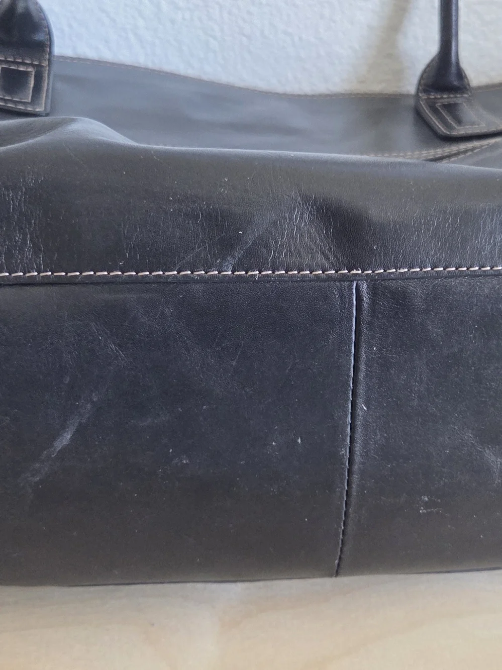Fossil Black Leather Tote Bag with Contrast Stitching